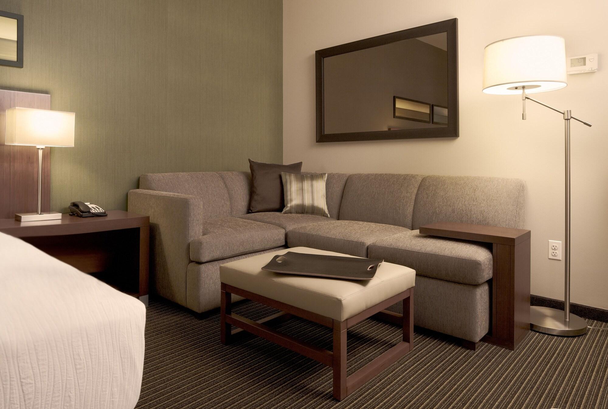 Hyatt Place Gurgaon Udyog Vihar Eksteriør billede A living room in a typical hotel room