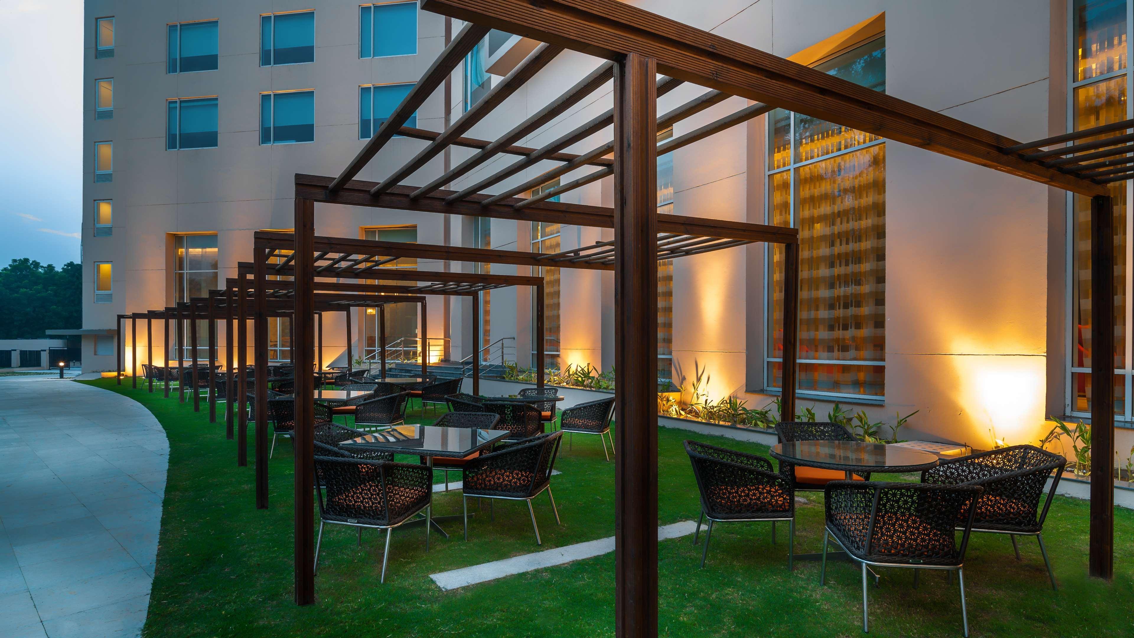 Hyatt Place Gurgaon Udyog Vihar Eksteriør billede The hotel's garden