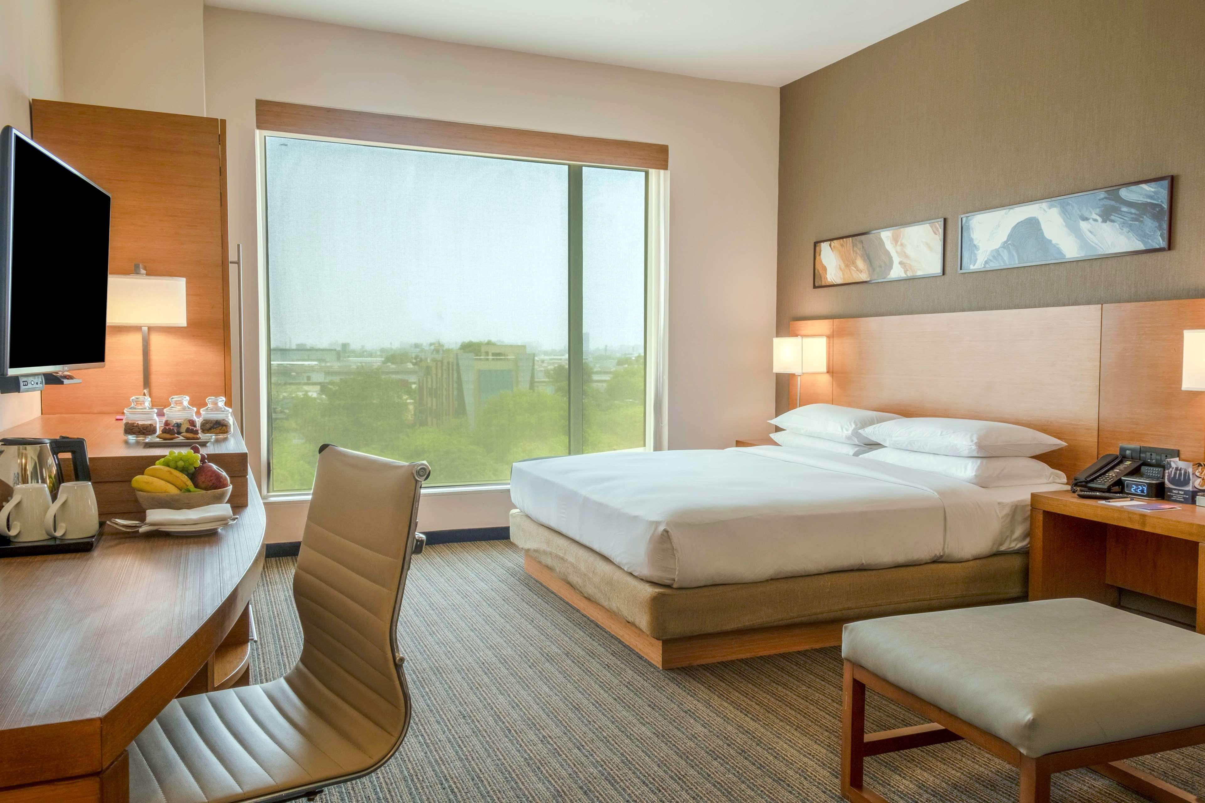 Hyatt Place Gurgaon Udyog Vihar Eksteriør billede A guest room at the Hilton San Diego Bayfront