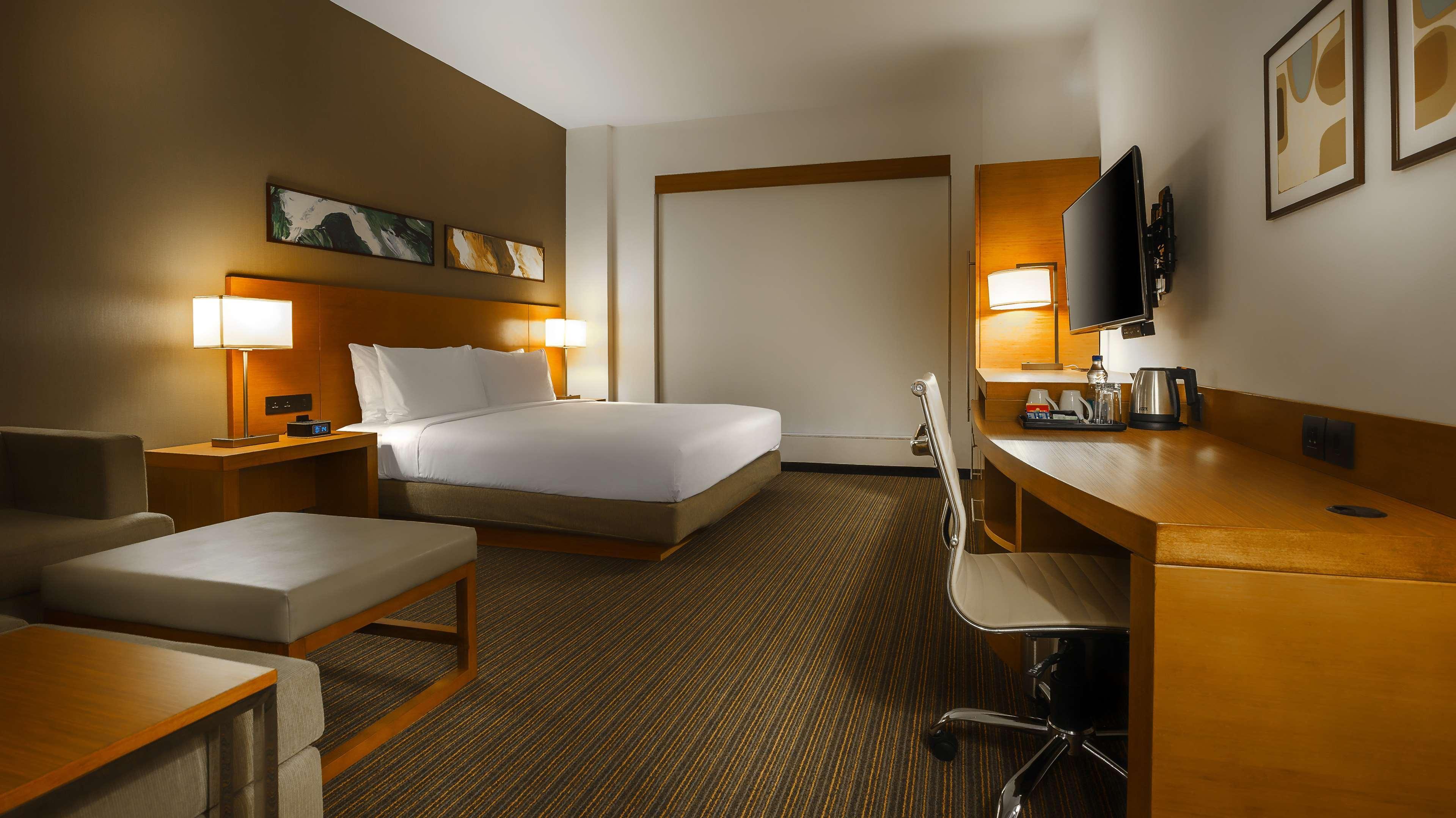 Hyatt Place Gurgaon Udyog Vihar Eksteriør billede A typical room at the Holiday Inn Express