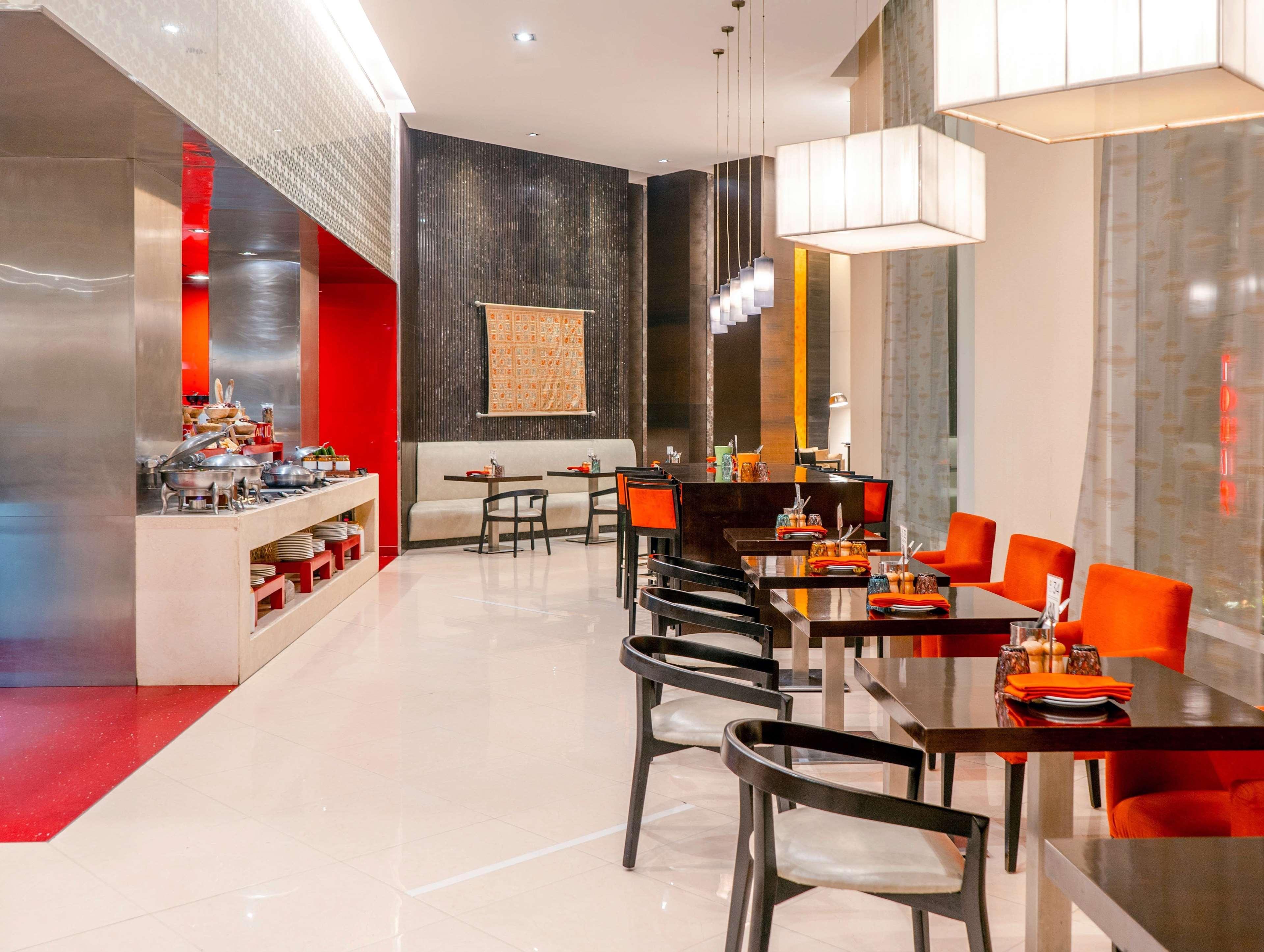 Hyatt Place Gurgaon Udyog Vihar Eksteriør billede The restaurant at the hotel