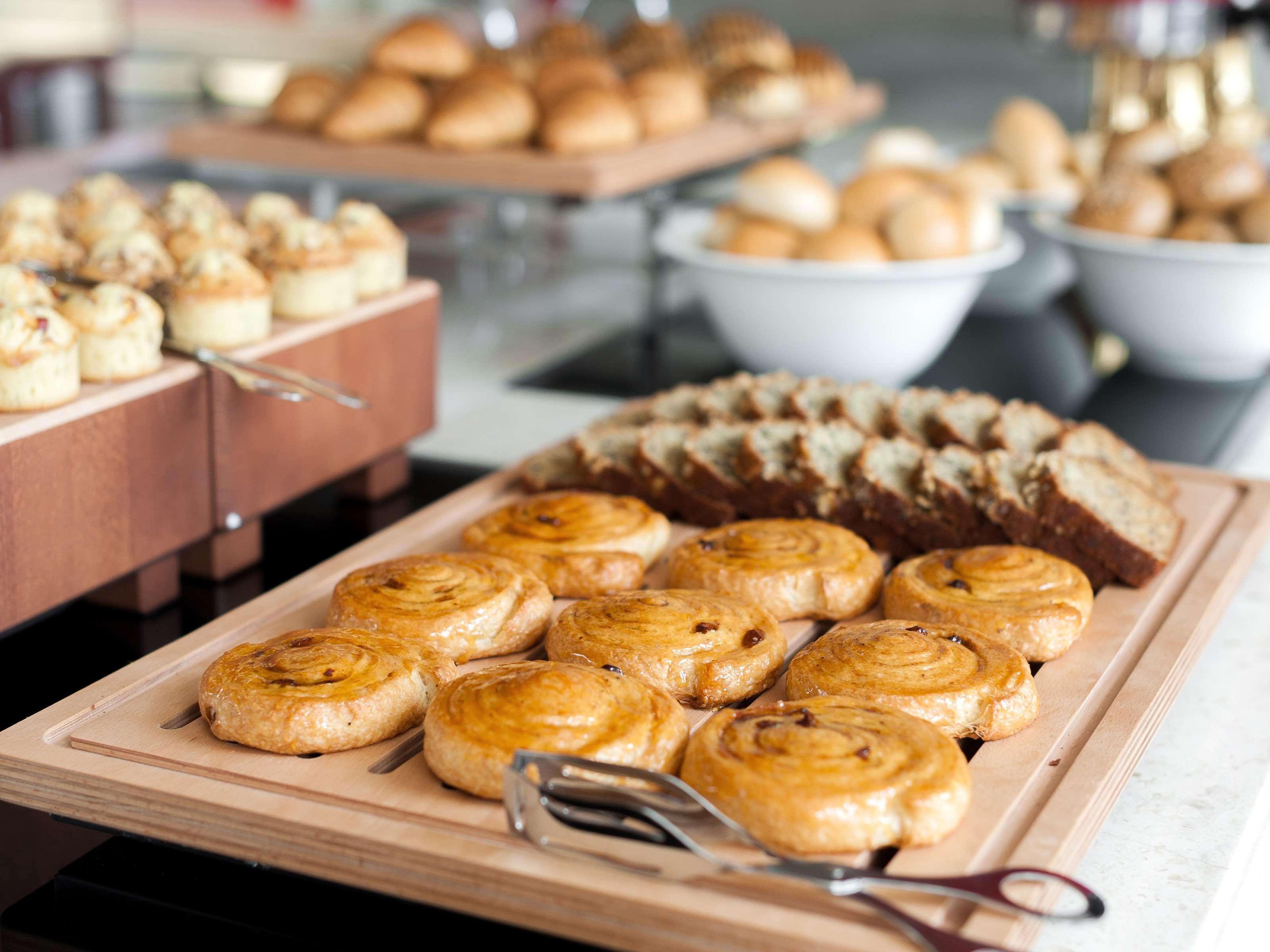 Hyatt Place Gurgaon Udyog Vihar Eksteriør billede A selection of pastries