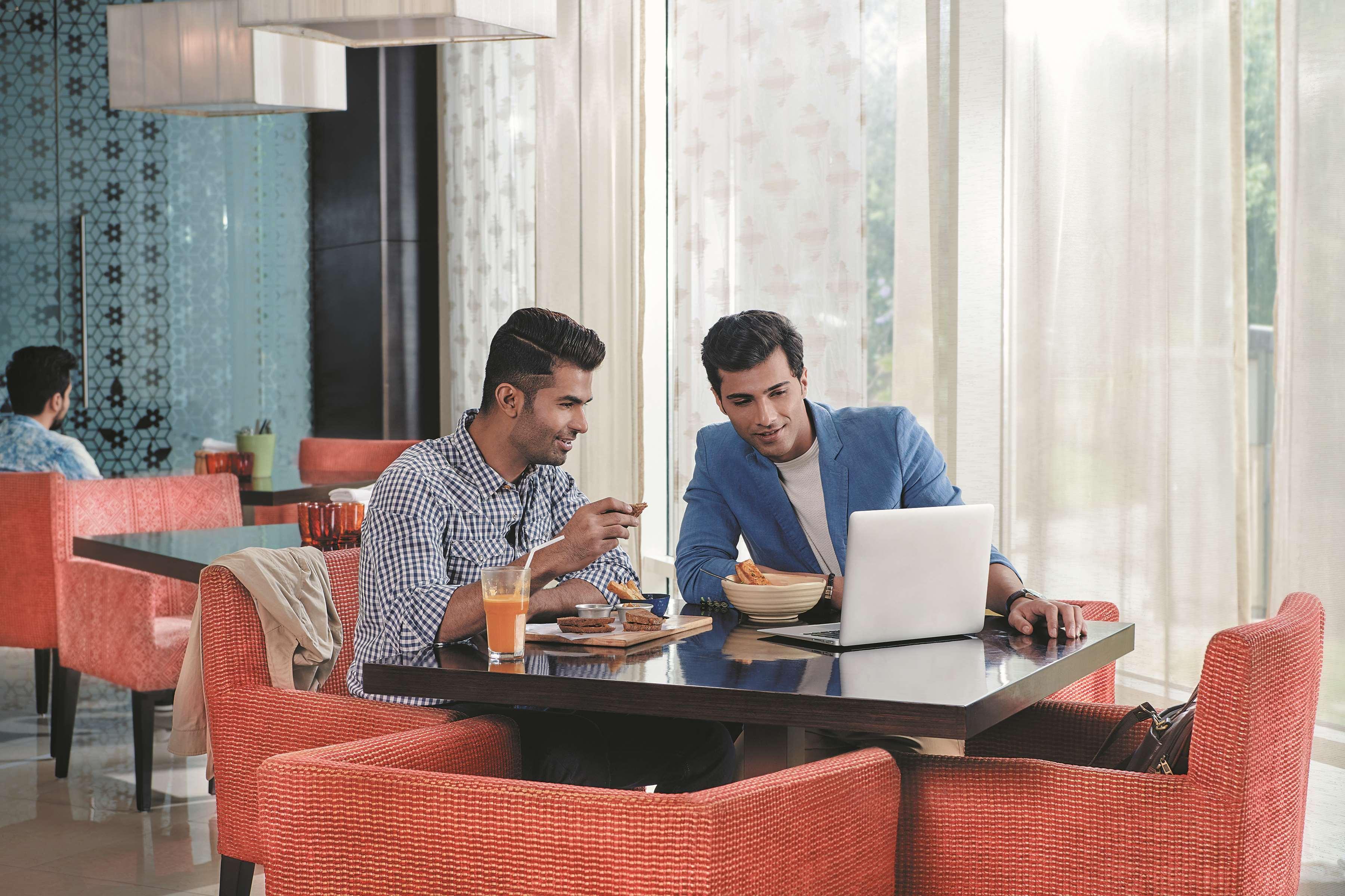 Hyatt Place Gurgaon Udyog Vihar Eksteriør billede The Lounge at Mumbai International Airport
