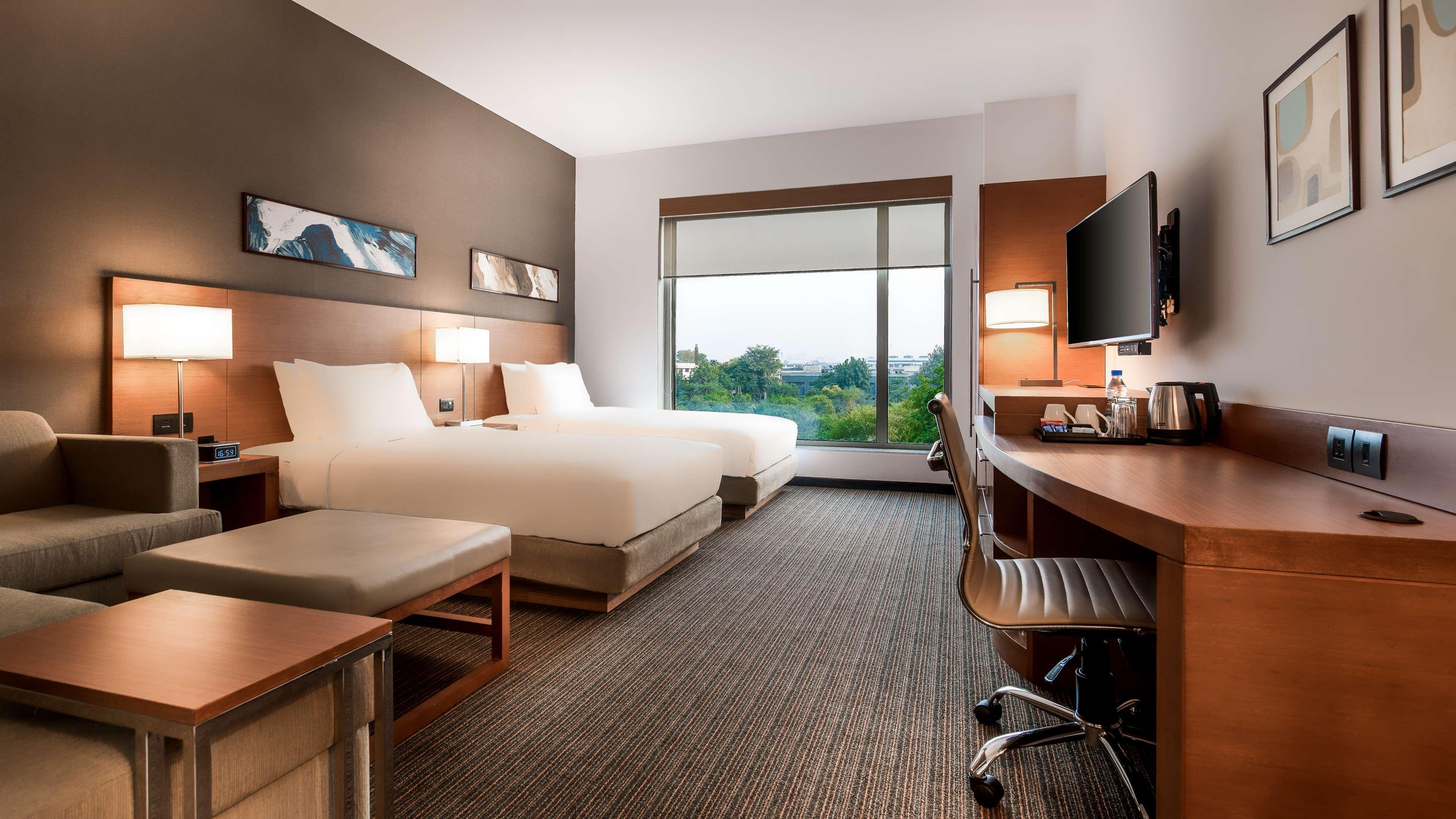Hyatt Place Gurgaon Udyog Vihar Eksteriør billede A typical guest room at an Embassy Suites