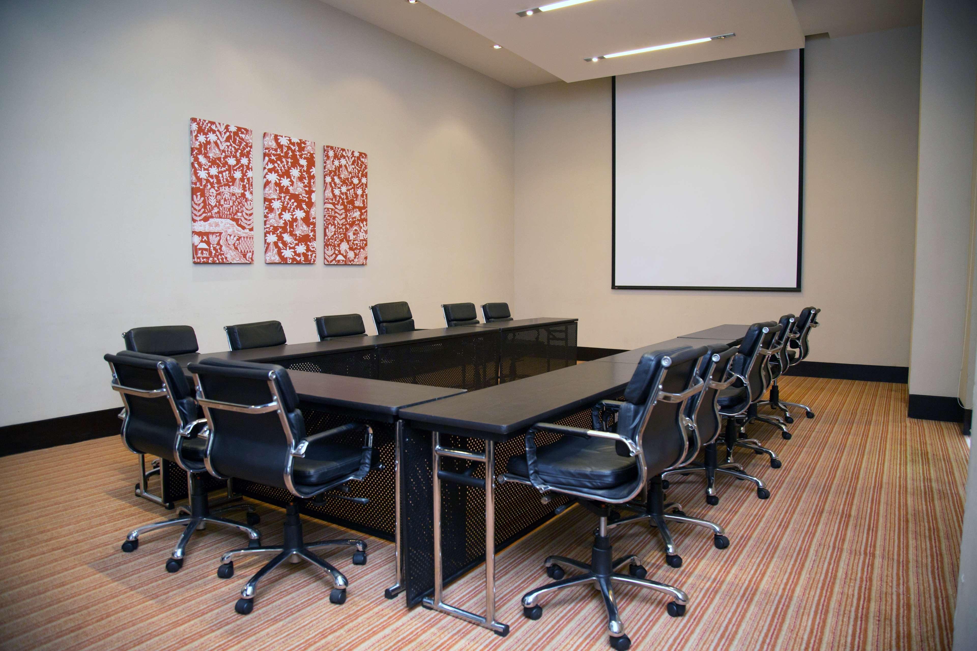 Hyatt Place Gurgaon Udyog Vihar Eksteriør billede A projection screen in a meeting room