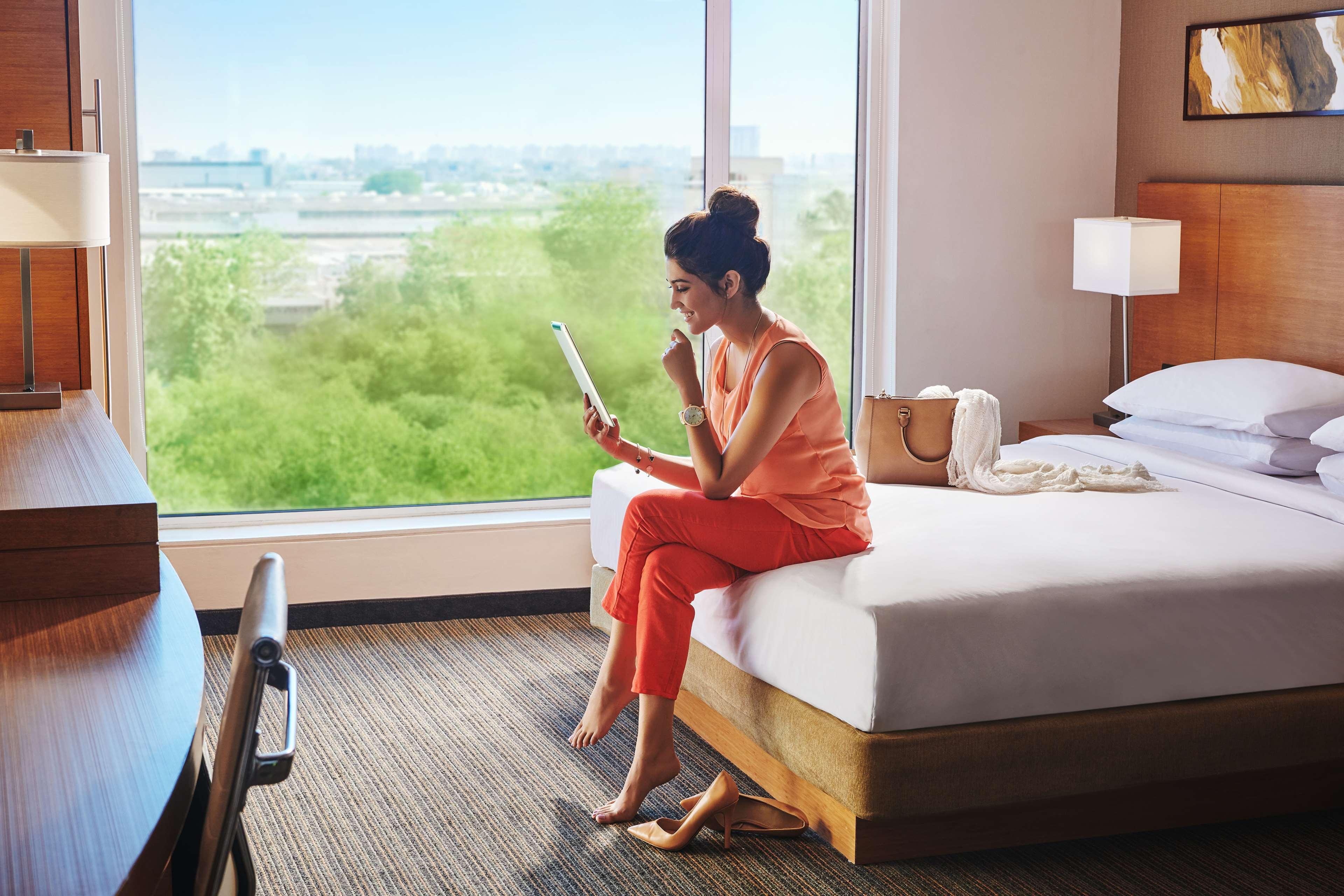 Hyatt Place Gurgaon Udyog Vihar Eksteriør billede A guest in a guest room at the Hilton Garden Inn