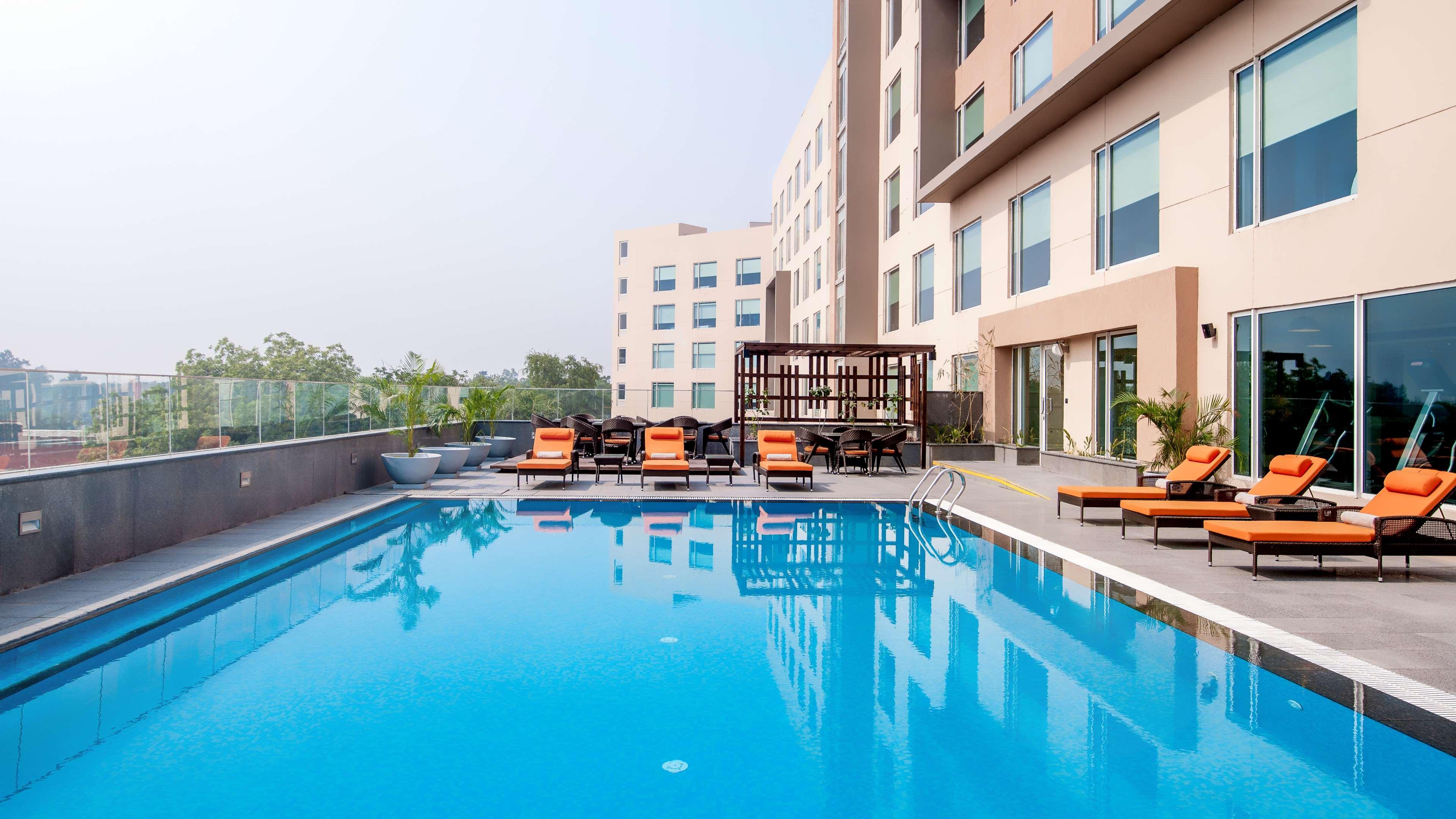 Hyatt Place Gurgaon Udyog Vihar Eksteriør billede Pool at the hotel