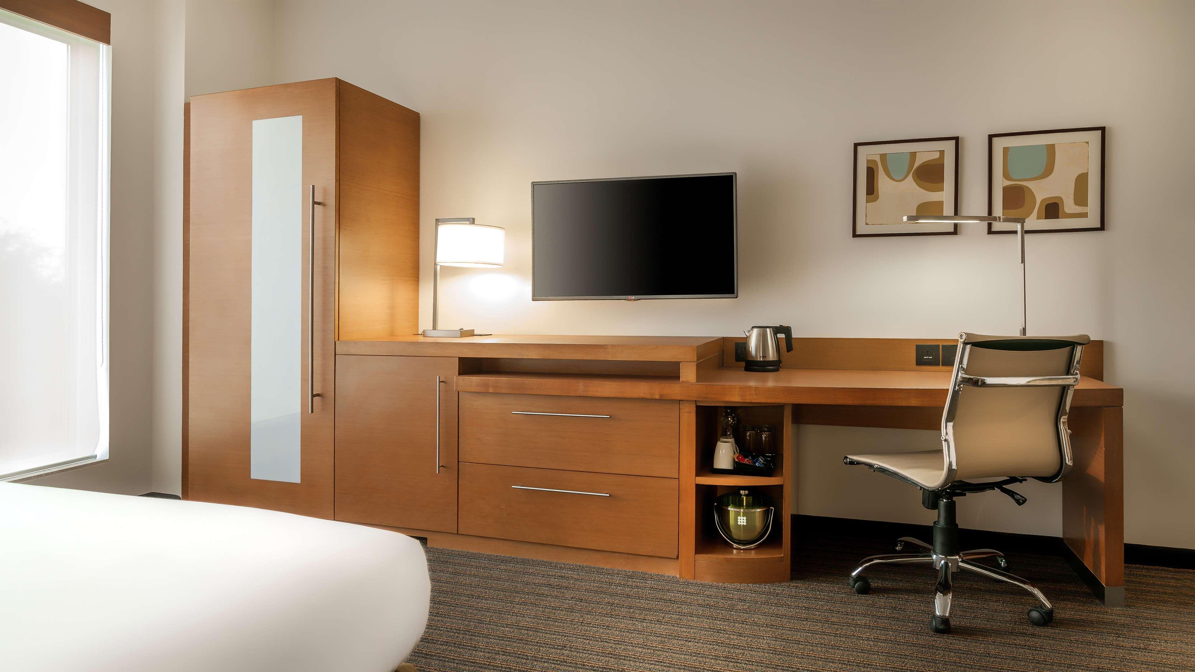 Hyatt Place Gurgaon Udyog Vihar Eksteriør billede A typical room at the Hilton Garden Inn