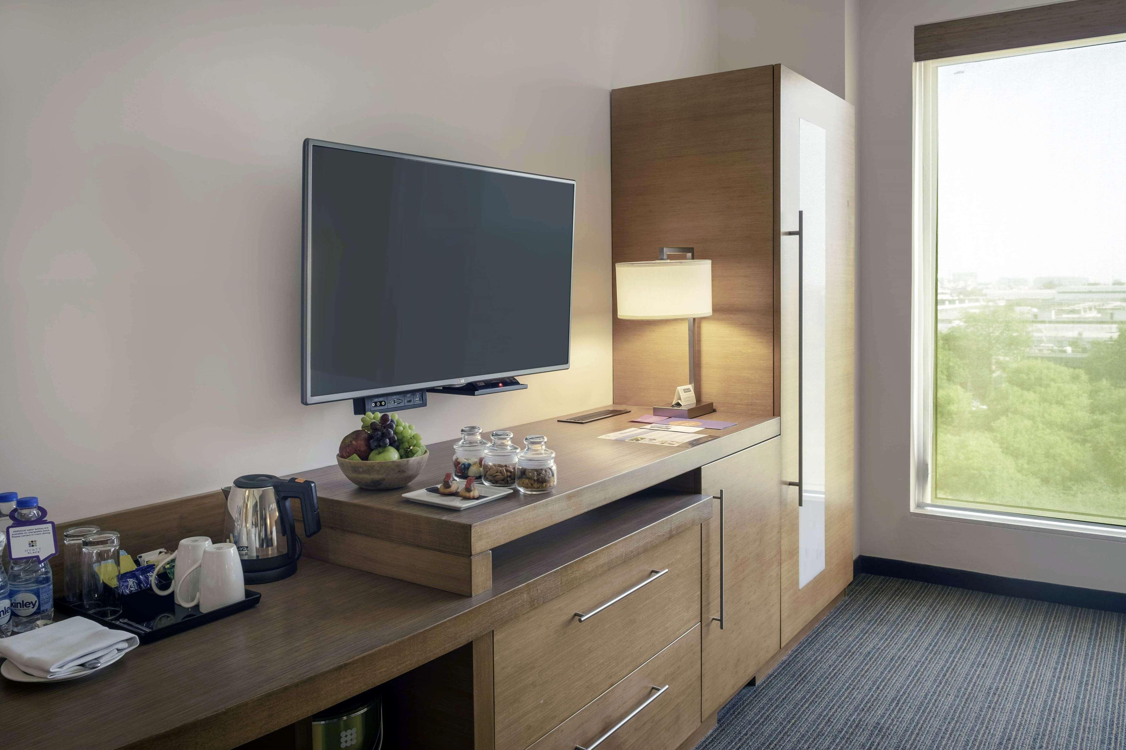 Hyatt Place Gurgaon Udyog Vihar Eksteriør billede A typical room at the Hilton Garden Inn