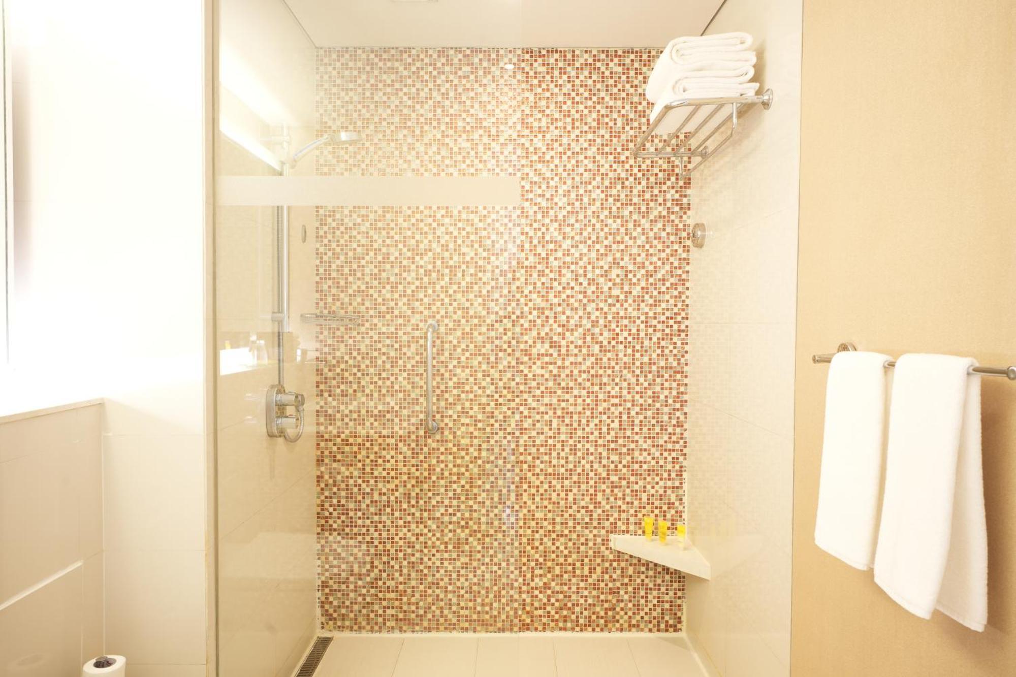 Hyatt Place Gurgaon Udyog Vihar Eksteriør billede A shower with a fixed shower head