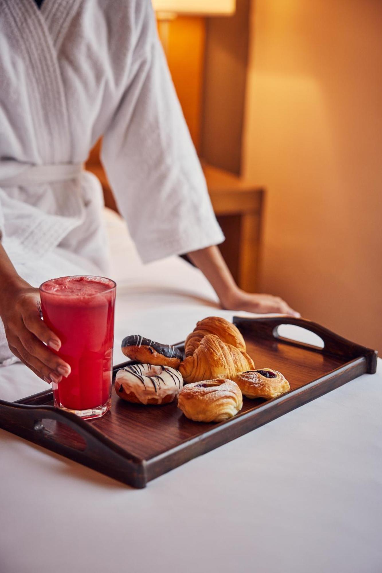 Hyatt Place Gurgaon Udyog Vihar Eksteriør billede Room service