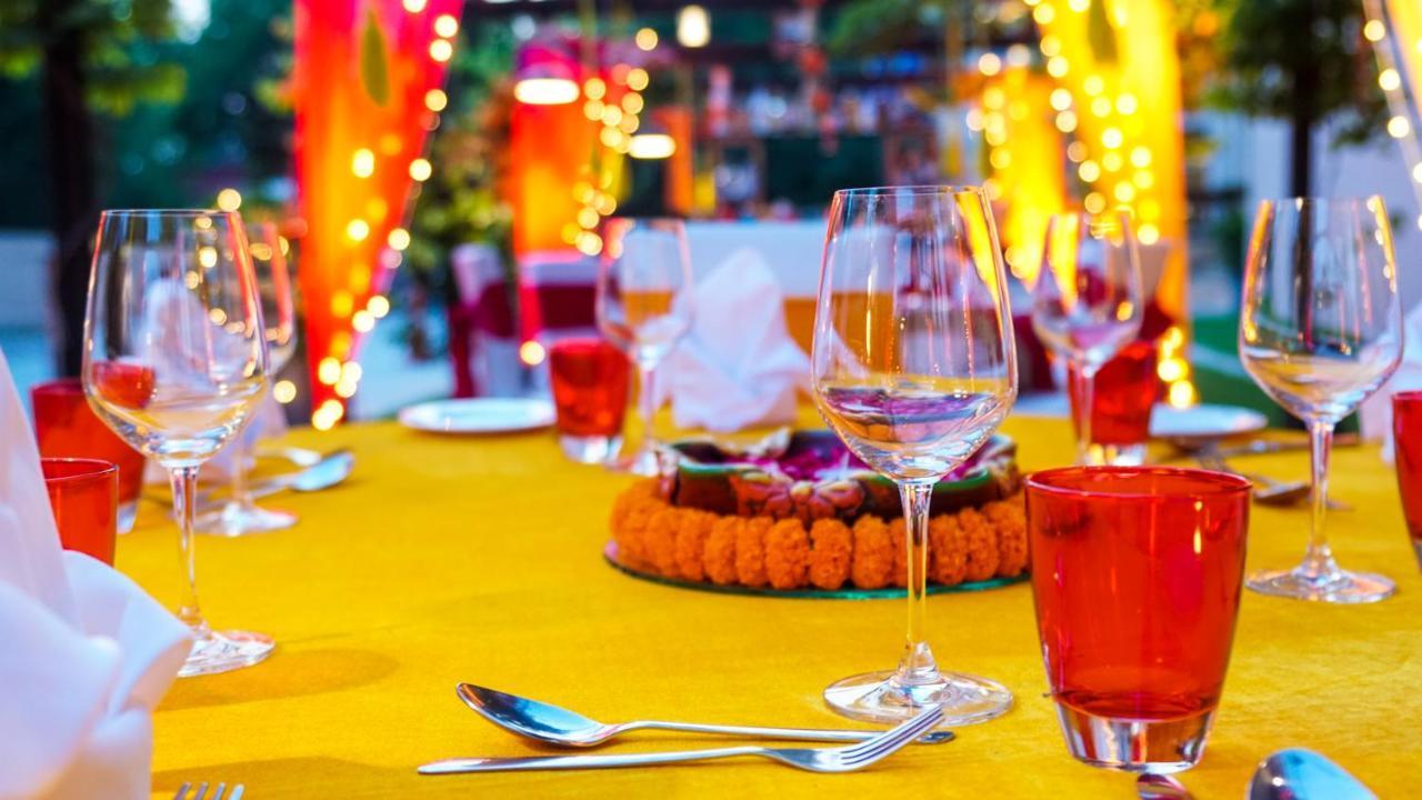 Hyatt Place Gurgaon Udyog Vihar Eksteriør billede A table set for a meal